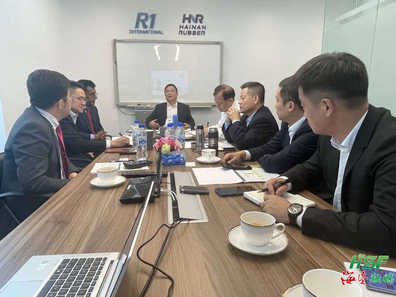 包洪文一行與R1公司座談交流。