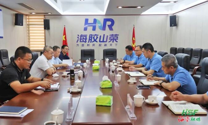 艾軼倫在海南橡膠山榮分公司座談。